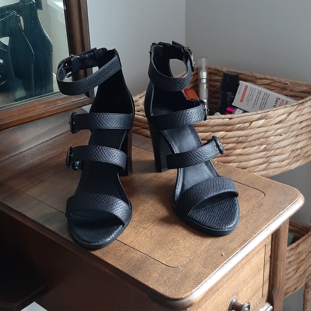 Vera wang heels